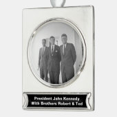President John Kennedy & Brothers Amerikaanse Came Verzilverd Banner Ornament (Links)