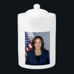 President kandidaat Kamala Harris US 2024 Theepot<br><div class="desc">President Kandidaat Kamala Harris US 2024, Namens het Amerikaanse volk, bedank ik Joe Biden voor zijn buitengewone leiderschap als President van de Verenigde Staten en voor zijn decennialange dienstbaarheid aan ons land. Zijn opmerkelijke nalatenschap is ongeëvenaard in de hedendaagse Amerikaanse geschiedenis en overtreft de nalatenschap van vele Presidenten die twee...</div>