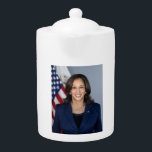President kandidaat Kamala Harris US 2024 Theepot<br><div class="desc">President Kandidaat Kamala Harris US 2024, Namens het Amerikaanse volk, bedank ik Joe Biden voor zijn buitengewone leiderschap als President van de Verenigde Staten en voor zijn decennialange dienstbaarheid aan ons land. Zijn opmerkelijke nalatenschap is ongeëvenaard in de hedendaagse Amerikaanse geschiedenis en overtreft de nalatenschap van vele Presidenten die twee...</div>