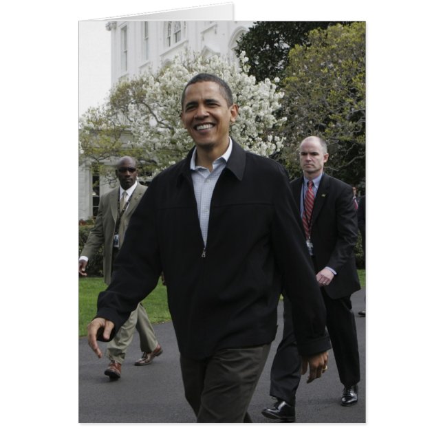President Obama loopt naar het basketbalveld (Voorkant)
