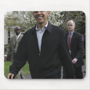 President Obama loopt naar het basketbalveld Muismat