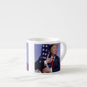 President Trump beklaagt Amerikaanse vlag Espresso Kop (Voorkant rechts)