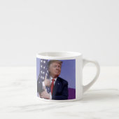 President Trump beklaagt Amerikaanse vlag Espresso Kop (Rechts)