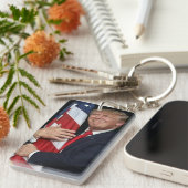 President Trump beklaagt Amerikaanse vlag Sleutelhanger (Voorkant Rechts)