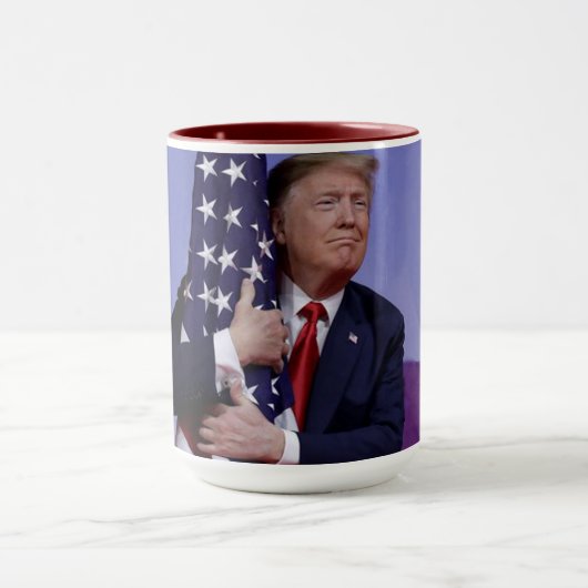 President Trump beklaagt de Amerikaanse vlag Mok (Midden)