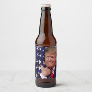 President Trump die de vlag van het land sleept Bier Etiket