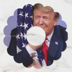 President Trump die de vlag van het land sleept Wijnglaslabel