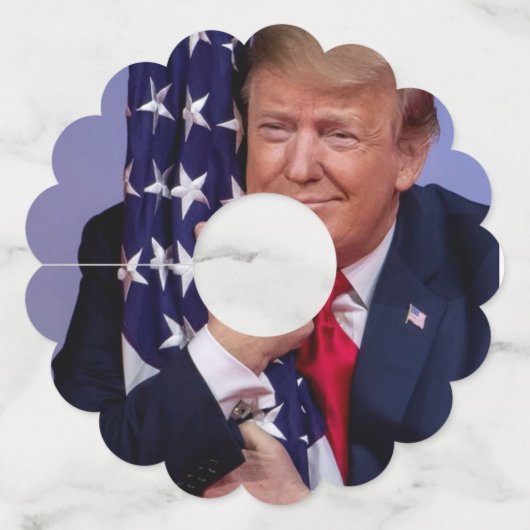 President Trump die de vlag van het land sleept Wijnglaslabel (Achterkant)