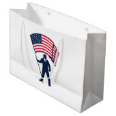 President Trump Draagt de Vlag van de VS Groot Cadeauzakje (Voorkant Gekanteld)