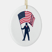 President Trump Draagt de Vlag van de VS Keramisch Ornament (Rechts)