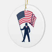 President Trump Draagt de Vlag van de VS Keramisch Ornament (Links)