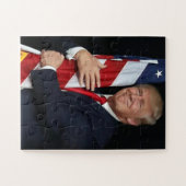President Trump knuffelt met de Amerikaanse vlag Legpuzzel (Horizontaal)