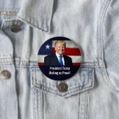President Trump maakt ons Proud Button (In situ)