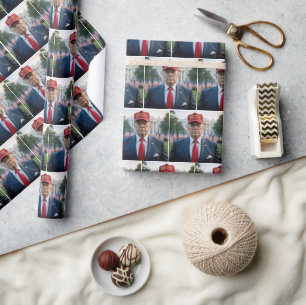 President Trump met een rood MAGA Pet Cadeaupapier