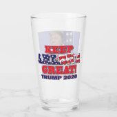 President Trump omhelst de Amerikaanse vlag Glas (Achterkant)