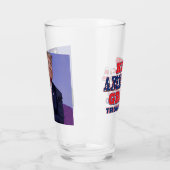 President Trump omhelst de Amerikaanse vlag Glas (Links)