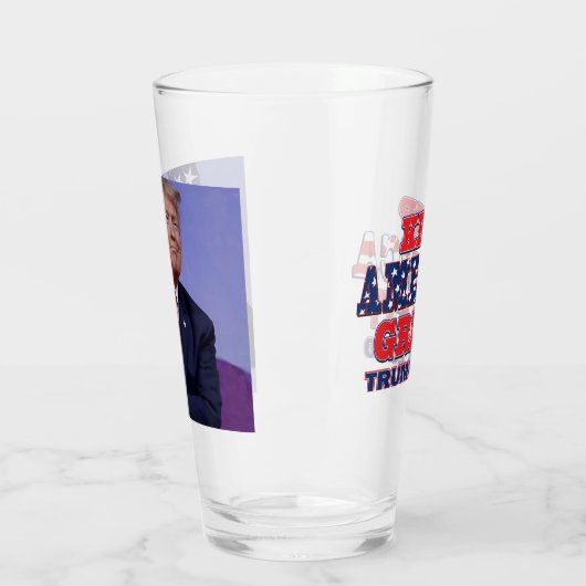 President Trump omhelst de Amerikaanse vlag Glas (Links)