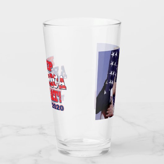 President Trump omhelst de Amerikaanse vlag Glas (Rechts)