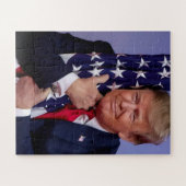President Trump omhelst de Amerikaanse vlag Legpuzzel (Horizontaal)
