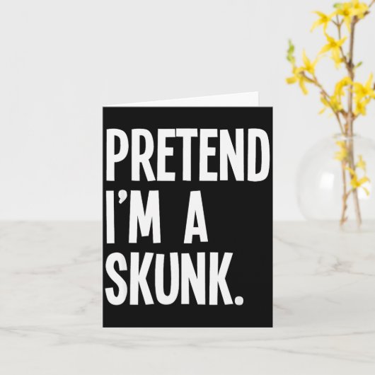 Pretend I'm A Skunk Funny Halloween Party Costume  Kaart (Gele Bloem)
