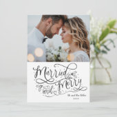 Prettig getrouwd Pasgetrouwden 1e kerstfoto Feestdagenkaart (Staand voorkant)