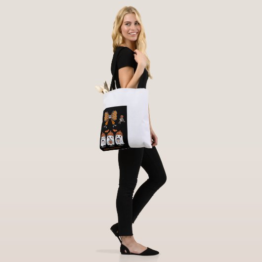 Prettig Halloween – lekkere spookkoffie Tote Bag (Op model)
