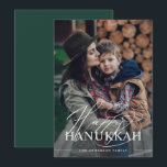 Prettig Hanukkah | Elegante Script Foto Donkergroe Feestdagenkaart<br><div class="desc">Deze eenvoudige en elegante Hanukkah kaart zegt "Prettig Hanukkah" in een mix van moderne tekst en klassieke kalligrafie,  op een foto-overlay over je favoriete familiefoto. De achterkant van de kaart is een donkere,  smaragdgroene kleur.</div>
