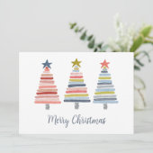 Prettig kerstfeest gekleurde gestapelde bomen feestdagenkaart (Staand voorkant)