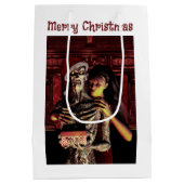 Prettig kerstfeest. Grappig skelet met vrouw Medium Cadeauzakje (Achterkant)