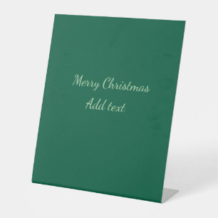 Prettig kerstfeest groene effen solo achtergrond h reclamebord met voetstuk