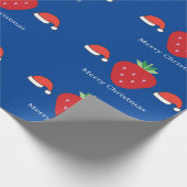 Prettig kerstfeest grote rode aardbei en kerstmann cadeaupapier (Hoek)