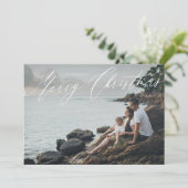 Prettig kerstfeest in script op volledigefoto feestdagenkaart (Staand voorkant)