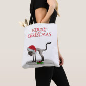 Prettig kerstfeest. Kat met kerstmuts Tote Bag (Dichtbij)