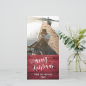 Prettig kerstfeest modern script rood rustiek hout feestdagenkaart (Staand voorkant)