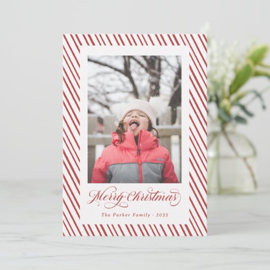 Prettig kerstfeest Rode Script Calligraphy Strepen Feestdagenkaart (Staand voorkant)