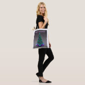 Prettig kerstfeest. Versierde boom met cadeaus Tote Bag (Op model)