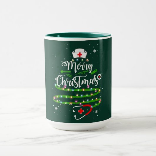Prettig Kerstmis Verpleegster – Kerstboom Ontwerp Mok (Midden)