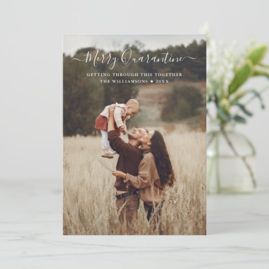 Prettig Kwarantaine Kerst Pret Script Familie Foto Feestdagenkaart (Staand voorkant)