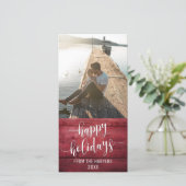 Prettig Vakantie Modern Script Rode Rustieke Hout Feestdagenkaart (Staand voorkant)