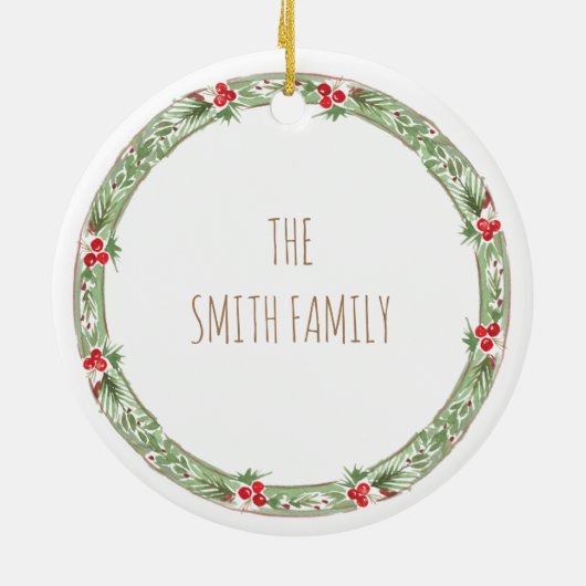 Prettige feestdagen 20XX Familienaam Krans Bessen Keramisch Ornament (Achterkant)