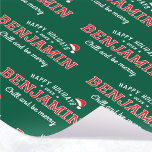 Prettige feestdagen Aangepaste naam Christmas Gree Cadeaupapier<br><div class="desc">Verhoog uw cadeau-geven deze kerst met een gepersonaliseerde naam inpakpapier. Met de woorden 'Happy Holidays', versierd met een kerstmuts en met de naam van de ontvanger in klassieke blokstijl belettering. Het jaar dat wordt gevierd wordt ook afgedrukt, en je kunt de uitdrukking 'Chill and be merry' aanpassen met je eigen...</div>