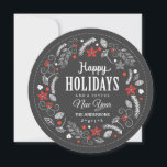 PRETTIGE FEESTDAGEN BLOEMENKRANS VAKANTIEFOTO FEESTDAGENKAART<br><div class="desc">PRETTIGE FEESTDAGEN Helder en vrolijk krijt kunst botanische krans met poinsettia, hulst, bessen, en gebladerte in rood en wit op krijtbord achtergrond. Personaliseer deze vakantiefoto-wenskaart met uw familienaam en voeg uw favoriete afbeelding toe. Hedendaagse, klassieke, moderne en stijlvolle manier om trendy gelukkige wintervakantie groeten te sturen naar vrienden en familie....</div>