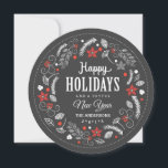 PRETTIGE FEESTDAGEN BLOEMENKRANS VAKANTIEFOTO FEESTDAGENKAART<br><div class="desc">PRETTIGE FEESTDAGEN Helder en vrolijk krijt kunst botanische krans met poinsettia, hulst, bessen, en gebladerte in rood en wit op krijtbord achtergrond. Personaliseer deze vakantiefoto-wenskaart met uw familienaam en voeg uw favoriete afbeelding toe. Hedendaagse, klassieke, moderne en stijlvolle manier om trendy gelukkige wintervakantie groeten te sturen naar vrienden en familie....</div>