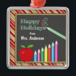 prettige feestdagen Chalkboard leraar Metalen Ornament<br><div class="desc">Deze kerstboomversiering is voorzien van een krijtbord,  een rode appel en kleurpotloden. De tekst op het bord luidt als volgt: prettige feestdagen. De  tekst staat u toe om "aan of van"en een persoonlijke naam toe te voegen.</div>