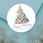 Prettige feestdagen Christmas Tree Beach Ronde Sticker<br><div class="desc">Prettige feestdagen Strand Kerstboom Classic Ronde Sticker. Verspreid wat strandvakantie juichen met deze unieke ronde sticker met een kerstboom gemaakt van schelpen en zeesterren. De boom, bekroond met een zeester, is ontworpen in kalmerende blauwe en groene tinten, die doen denken aan onderwaterkoraal, en is ingesteld tegen een zandbasis. Deze rustieke...</div>