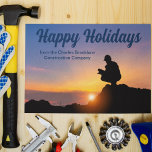 prettige feestdagen Custom Construction Company Su Briefkaart<br><div class="desc">Een bouwvakker steekt voor een mooie zonsondergang op dit mooie Prettige feestdagen briefkaart. Een schattig gepersonaliseerd bouwbedrijf of thuisbouwer kerst-briefkaart.</div>