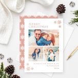 prettige feestdagen Elegant Photo Collage Roos Gol<br><div class="desc">De elegante kerstfeestfotocollage-kaart is voorzien van "Prettige feestdagen" in klassieke teksten met gouden folie van echte rozen en omvat een minimale collage van drie fotoruimtes, een aangepaste groet en ruimte om de familienaam of familieleden te vermelden. Een patroon van zilveren wintersneeuwvlokken accentueert het voorste en een aanvullend wit op het...</div>