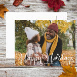prettige feestdagen Familie Foto Modern Minimalist Briefkaart<br><div class="desc">Elegant Prettige feestdagen foto-briefkaart met mooie witte kromme typografie. Dit moderne,  minimalistische briefkaart van de feestelijke familiefoto kenmerkt prachtige teksten en jouw naam in wit over het volledige aftapse afbeelding.</div>