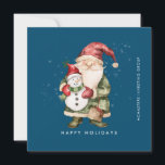 Prettige feestdagen Gnome en Snowman Feestdagenkaart<br><div class="desc">Een in het rood geklede kabouter staat naast een sneeuwpop in een rood elfkous pet en een rode sjaal. Ze worden omringd door een stof van witte sneeuw die poppen op de donkerblauwe achtergrond. Prettige feestdagen De minimalistische esthetiek wordt gecreëerd met een eenvoudige, loodrecht op de rechtermarge lopende bedrijfsnaam. Een...</div>