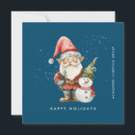 Prettige feestdagen Gnome en Snowman Feestdagenkaart<br><div class="desc">Een in het rood geklede kabouter staat naast een sneeuwpop in een groen elfkous pet en rode sjaal. Ze worden omringd door een stof van witte sneeuw die poppen op de donkerblauwe achtergrond. Prettige feestdagen De minimalistische esthetiek wordt gecreëerd met een eenvoudige, loodrecht op de rechtermarge lopende bedrijfsnaam. Een bewerkbare...</div>